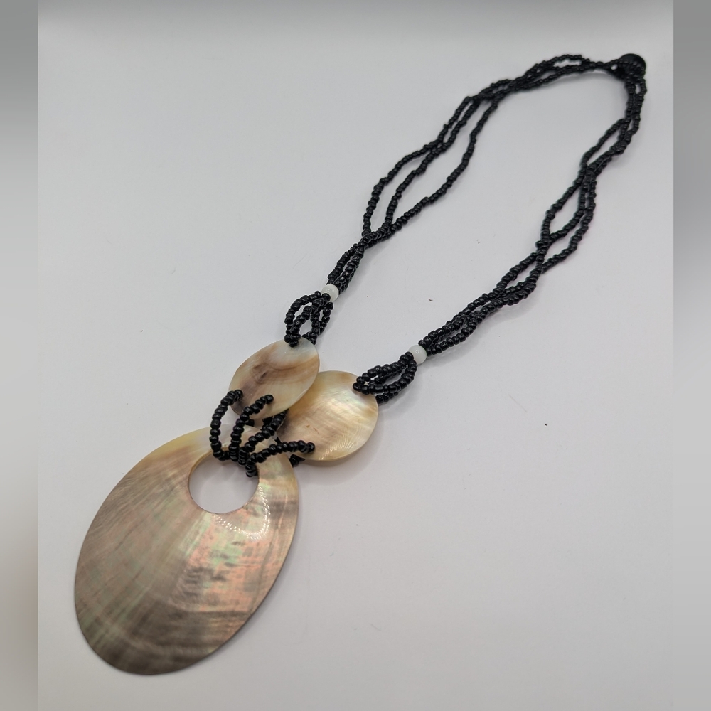 Elegant Black and Gold Shell Pendant Necklace